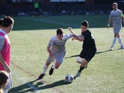 巴西国家队球队信息 - 黄色球衣与足球在绿茵场